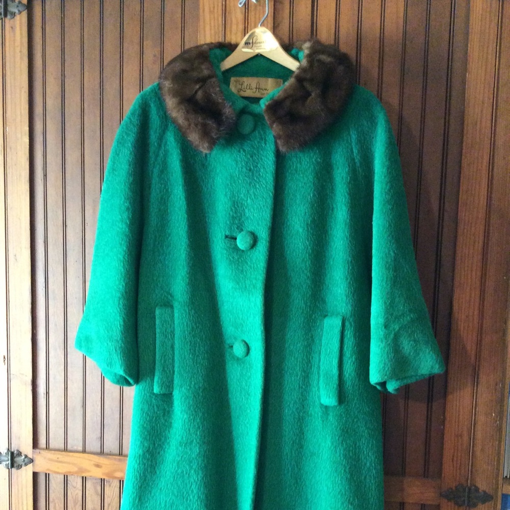 Fabulous wool coat with a brown fur collar